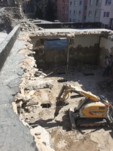 Ein Team arbeitet an einem Abbruch von Betonwänden im Haus.